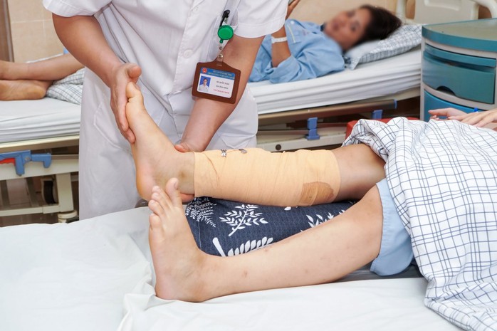 Trượt patin, b&eacute; g&aacute;i 12 tuổi g&atilde;y vỡ hai xương cẳng ch&acirc;n - Ảnh 1.