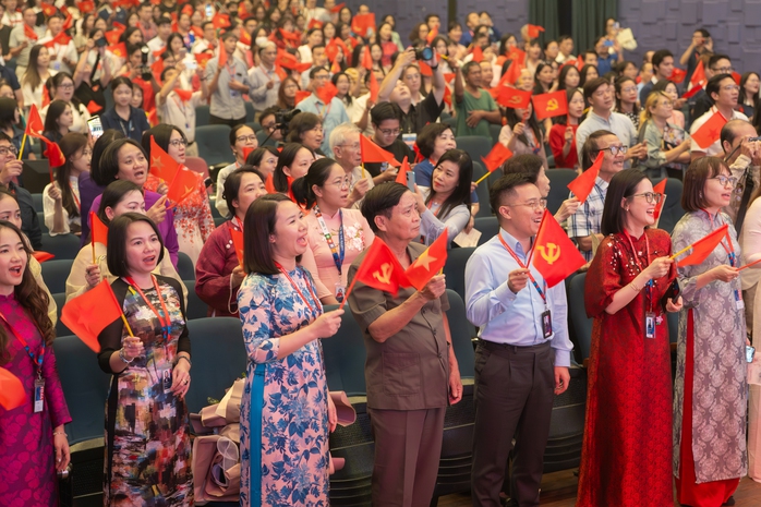 Nhà hát Kịch Việt Nam kể chuyện Bác Hồ trên sân khấu Trường ĐH Thăng Long - Ảnh 1.