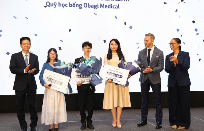 Ba bác sĩ nội trú nhận học bổng gần 200 triệu đồng - Ảnh 1.