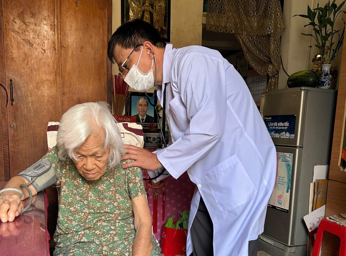 TP HCM: Th&iacute; điểm kh&aacute;m, chữa bệnh BHYT tại nh&agrave; - Ảnh 1.
