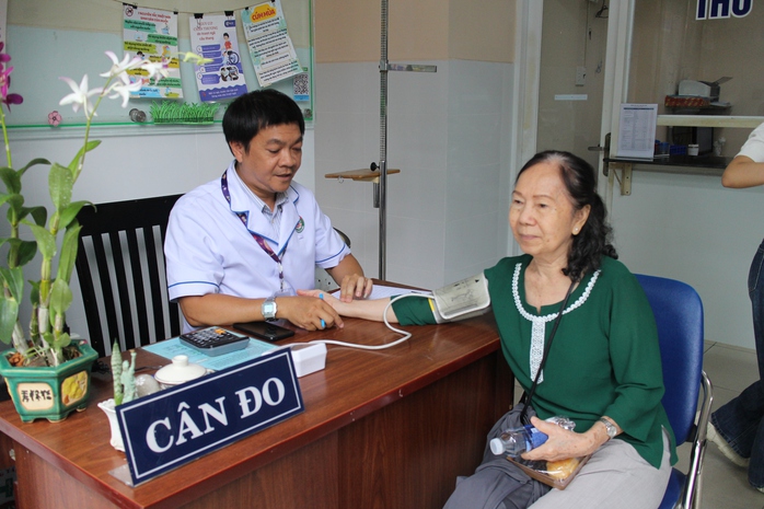 TP HCM: Th&iacute; điểm kh&aacute;m, chữa bệnh BHYT tại nh&agrave; - Ảnh 2.