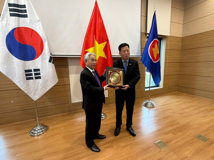 Trường Đại học Cửu Long thăm và làm việc với Đại sứ quán Việt Nam tại Hàn Quốc - Ảnh 2.