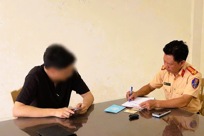 D&ugrave;ng bằng d&iacute;nh che biển số, thanh ni&ecirc;n đi xe VinFast nhận c&aacute;i kết đắng - Ảnh 2.