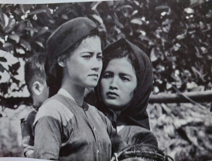 NSND Tr&agrave; Giang x&uacute;c động đ&oacute;n nhận quyển s&aacute;ch của thầy - Ảnh 3.