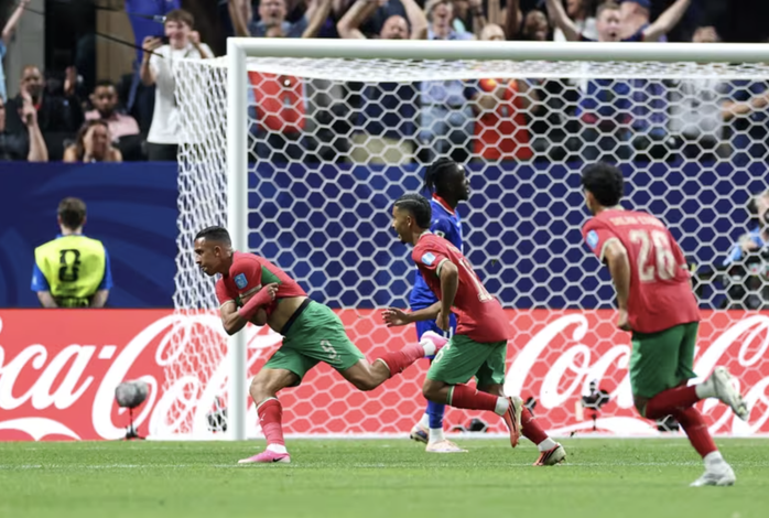Morocco ngược d&ograve;ng đ&aacute;nh bại Haiti trong trận cầu 6 b&agrave;n thắng - Ảnh 6.