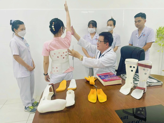 Trẻ đau cổ vai g&aacute;y v&igrave; điện thoại, m&aacute;y t&iacute;nh bảng - Ảnh 1.