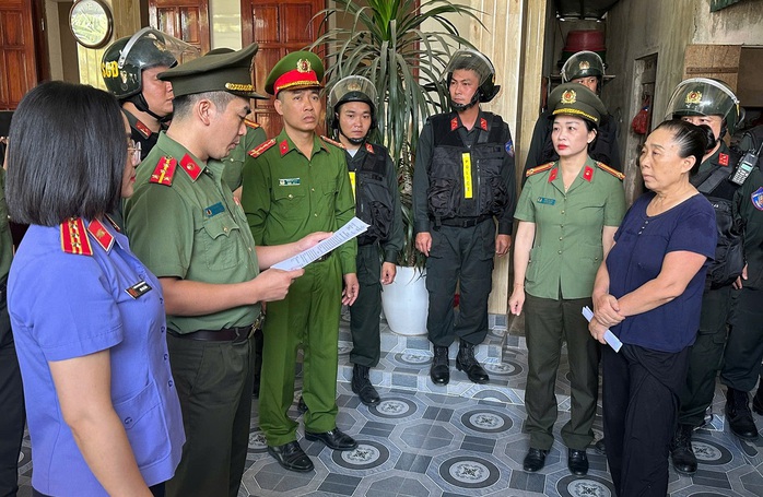 Người phụ nữ chuy&ecirc;n tổ chức tụ tập đ&ocirc;ng người k&eacute;o l&ecirc;n trụ sở ch&iacute;nh quyền g&acirc;y rối - Ảnh 1.