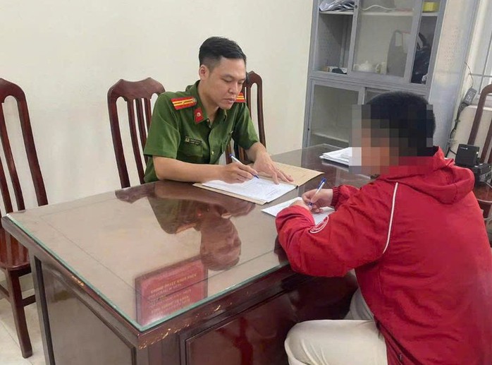 Triệu tập nữ shipper h&agrave;nh hung, nắm t&oacute;c k&eacute;o l&ecirc; nữ kh&aacute;ch h&agrave;ng trẻ - Ảnh 1.