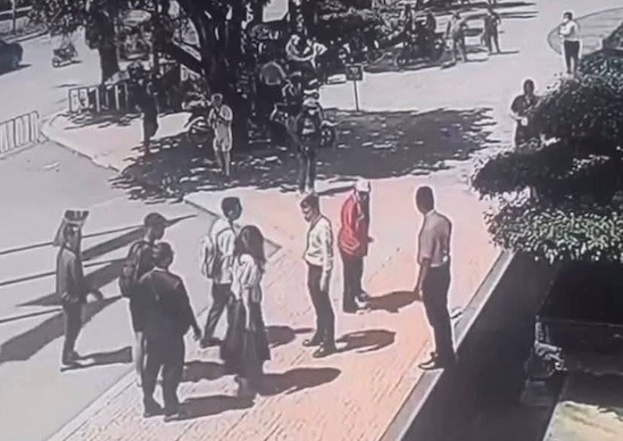 Triệu tập nữ shipper h&agrave;nh hung, nắm t&oacute;c k&eacute;o l&ecirc; nữ kh&aacute;ch h&agrave;ng trẻ - Ảnh 2.