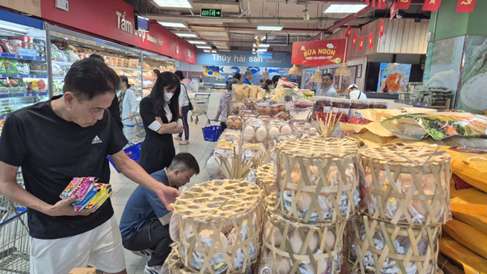 Cuộc đua mới tr&ecirc;n thị trường b&aacute;n lẻ - Ảnh 1.