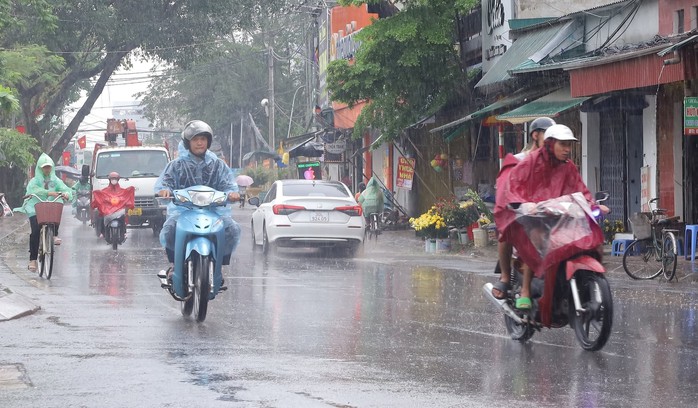 Mưa v&agrave;ng giải nhiệt cho miền Bắc, miền Trung tiếp tục nắng n&oacute;ng gay gắt tới tr&ecirc;n 40 độ C - Ảnh 1.