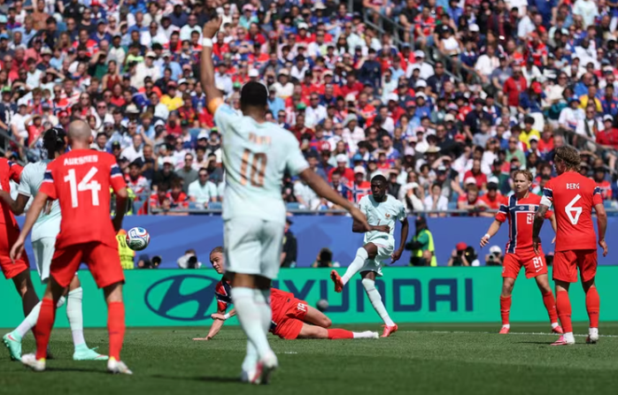 "G&agrave; trống" Ph&aacute;p g&aacute;y vang tại Boston sau hat-trick của Dembele - Ảnh 4.