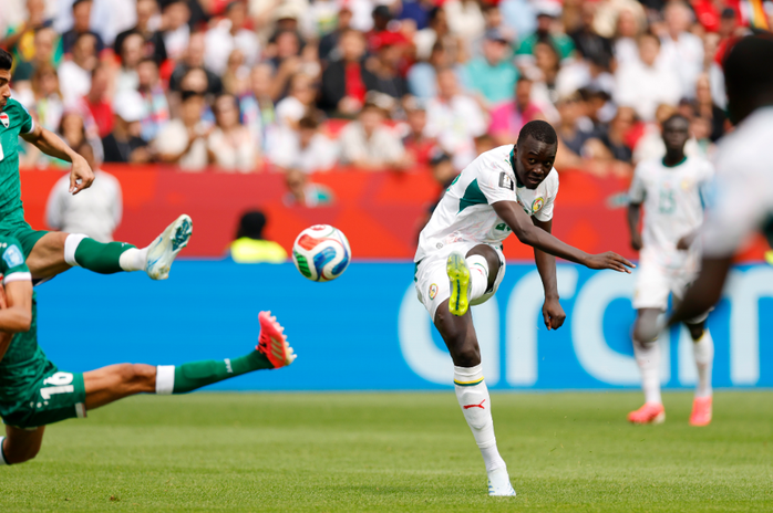 Senegal thắng đậm Iraq, hồi hộp chờ v&eacute; vớt v&agrave;o v&ograve;ng 1/16 - Ảnh 1.
