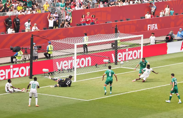 Senegal thắng đậm Iraq, hồi hộp chờ v&eacute; vớt v&agrave;o v&ograve;ng 1/16 - Ảnh 2.