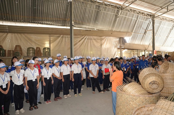 100 học sinh trải nghiệm nghề truyền thống v&agrave; n&ocirc;ng nghiệp c&ocirc;ng nghệ cao - Ảnh 1.