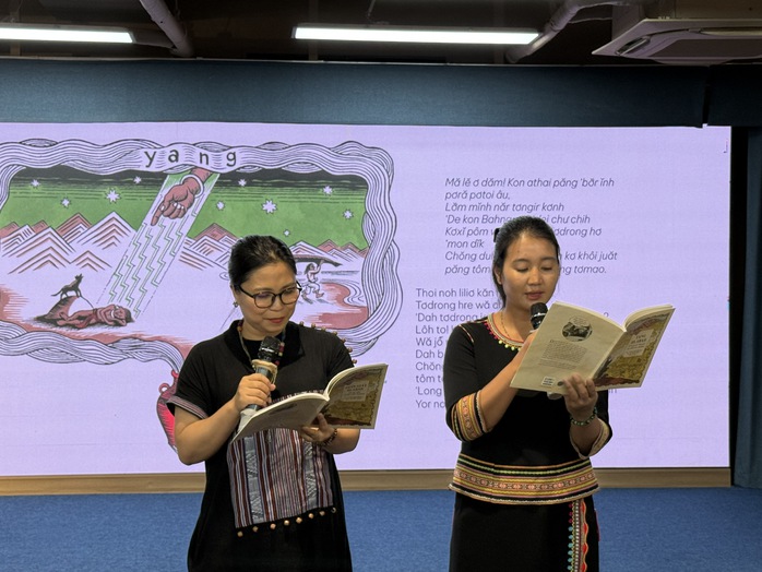 Ra mắt s&aacute;ch "Thần Giấy Hlabar &ndash; Sử thi nhỏ về chữ viết Bahnar" - Ảnh 1.