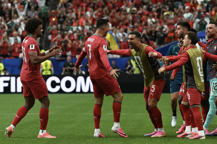 World Cup 2026: Kh&ocirc;ng đ&aacute; lượt cuối, Bồ Đ&agrave;o Nha v&agrave; Anh vẫn gi&agrave;nh v&eacute; v&ograve;ng 1/16 - Ảnh 1.