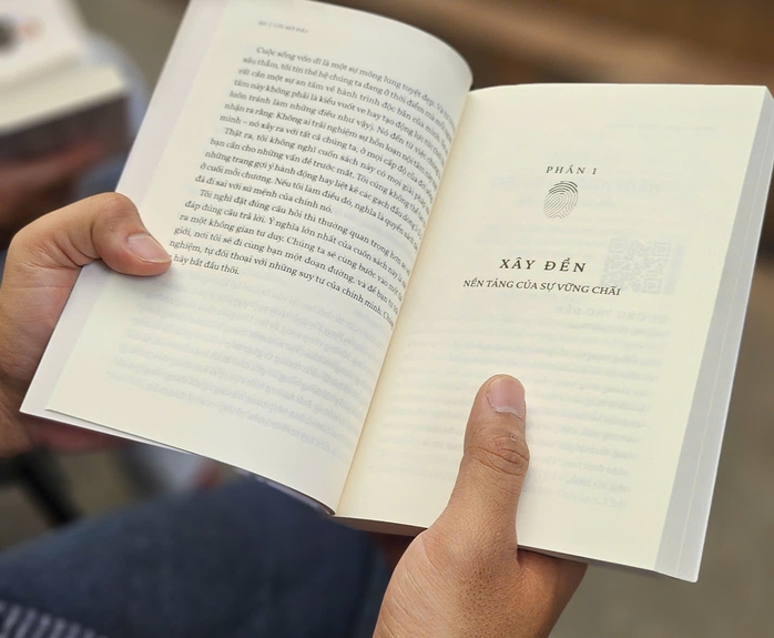 "V&acirc;n tay tr&ecirc;n mặt nước": H&agrave;nh tr&igrave;nh đối thoại đầy nh&acirc;n bản - Ảnh 7.