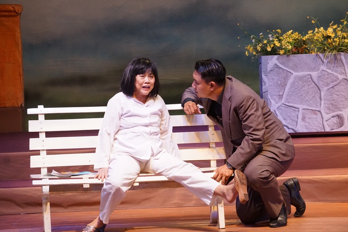 Vỡ &ograve;a cảm x&uacute;c với phi&ecirc;n bản mới "Người đi&ecirc;n trong ng&ocirc;i nh&agrave; cổ" - Ảnh 3.