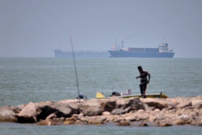 Iran tấn c&ocirc;ng Bahrain, t&agrave;u dầu lại bị đ&aacute;nh ở Hormuz - Ảnh 1.