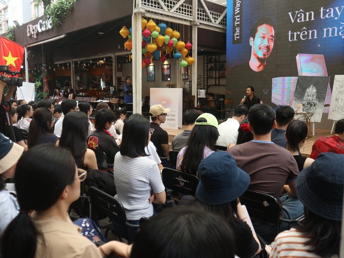 "V&acirc;n tay tr&ecirc;n mặt nước": H&agrave;nh tr&igrave;nh đối thoại đầy nh&acirc;n bản - Ảnh 2.