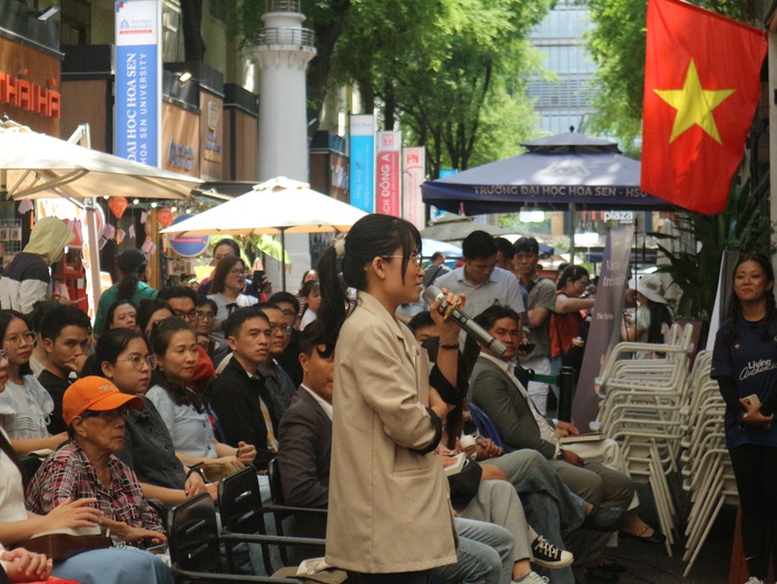 "V&acirc;n tay tr&ecirc;n mặt nước": H&agrave;nh tr&igrave;nh đối thoại đầy nh&acirc;n bản - Ảnh 3.