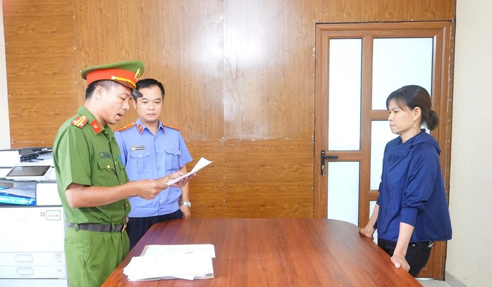 Khởi tố người phụ nữ d&ugrave;ng v&ograve;i rửa xe cao &aacute;p xịt v&agrave;o chảy mắt b&agrave; b&aacute;n rau - Ảnh 1.