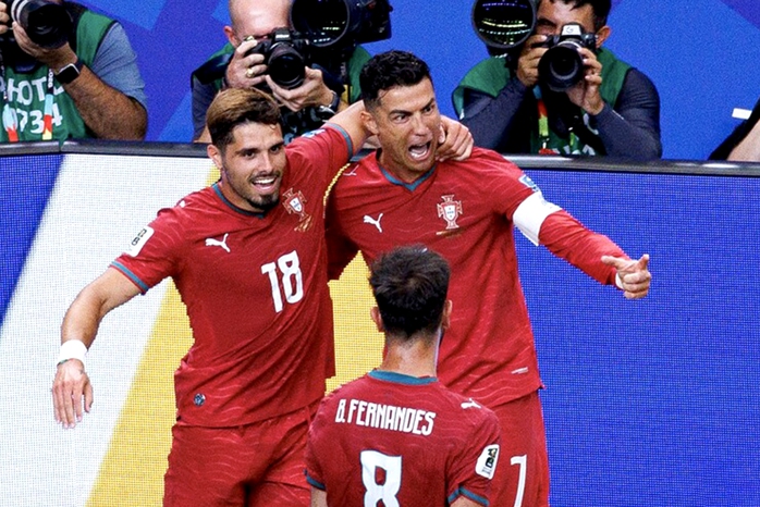 World Cup 2026: Kh&ocirc;ng đ&aacute; lượt cuối, Bồ Đ&agrave;o Nha v&agrave; Anh vẫn gi&agrave;nh v&eacute; v&ograve;ng 1/16 - Ảnh 4.