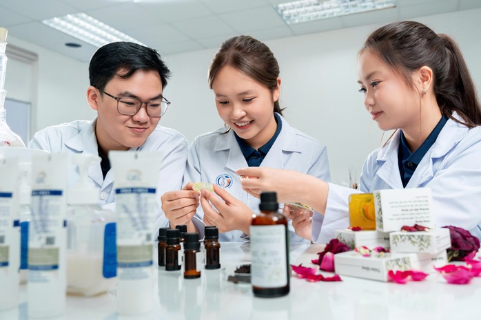 Hơn 30.000 t&acirc;n sinh vi&ecirc;n sẽ nhận học bổng 37-55 triệu đồng/năm  - Ảnh 1.
