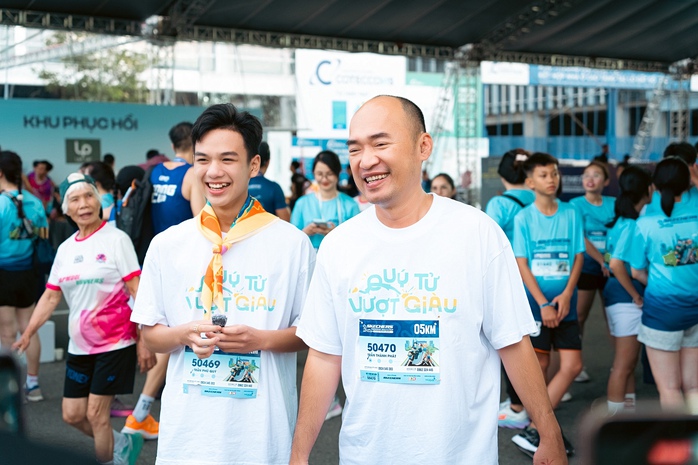 Tiến Luật c&ugrave;ng hai "qu&yacute; tử" chạy bộ, lan tỏa tinh thần "vượt gi&agrave;u" - Ảnh 7.