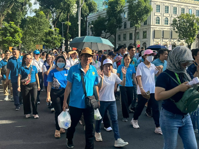 Đi bộ đồng h&agrave;nh kỷ niệm 50 năm TP S&agrave;i G&ograve;n - Gia Định mang t&ecirc;n B&aacute;c - Ảnh 4.