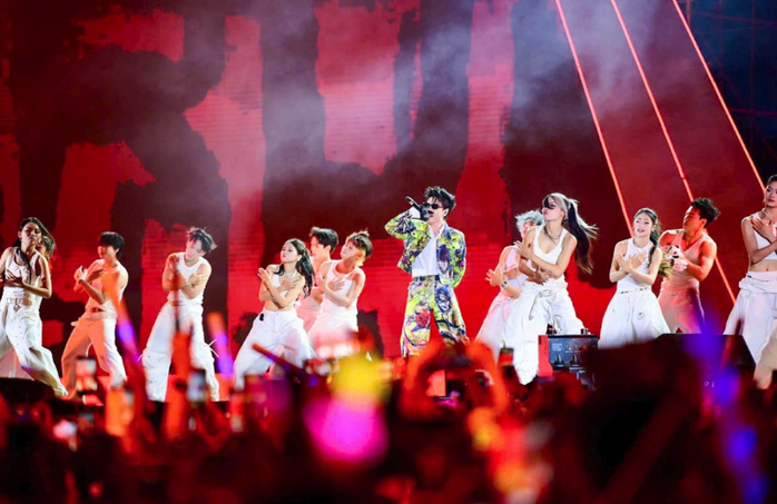 H&ograve;a Minzy, Quang H&ugrave;ng MasterD b&ugrave;ng nổ trong concert "Thanh xu&acirc;n" - Ảnh 6.