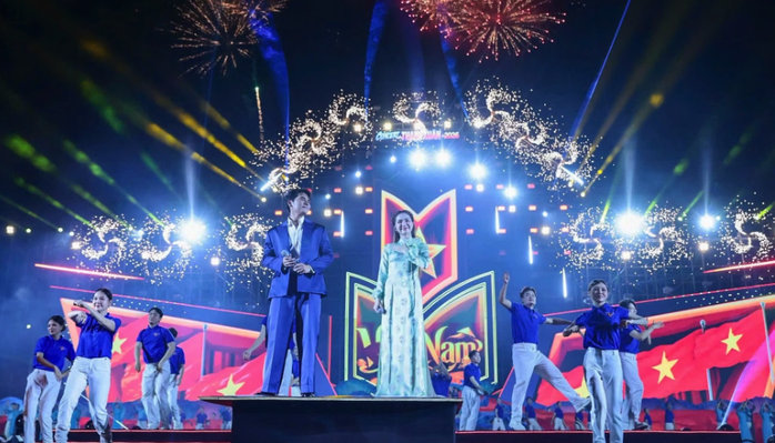 H&ograve;a Minzy, Quang H&ugrave;ng MasterD b&ugrave;ng nổ trong concert "Thanh xu&acirc;n" - Ảnh 1.