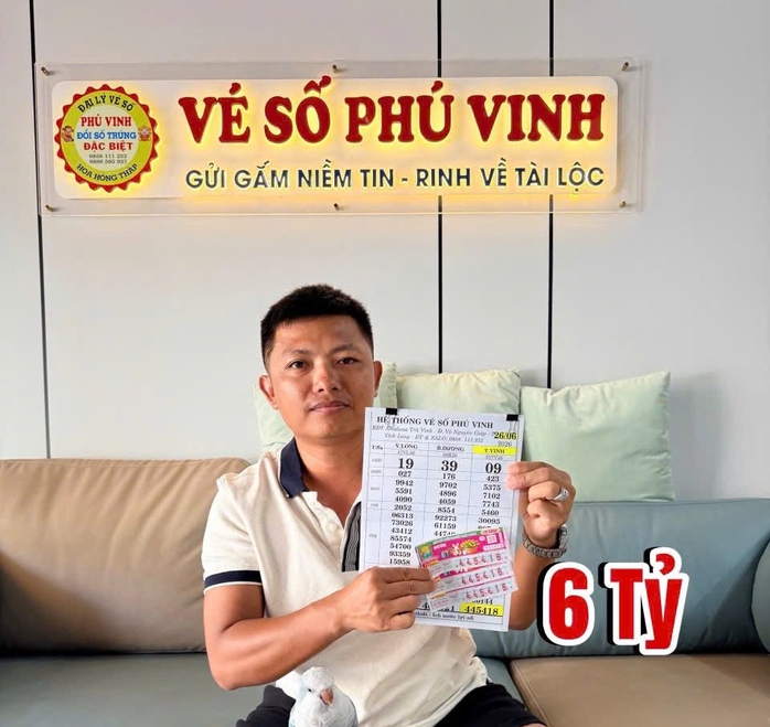 Tr&uacute;ng độc đắc xổ số miền Nam, người đ&agrave;n &ocirc;ng đưa cả nh&agrave; đi đổi thưởng - Ảnh 2.