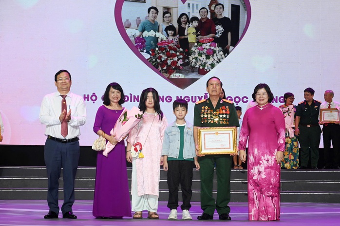 TPHCM tuy&ecirc;n dương 104 gia đ&igrave;nh văn h&oacute;a - hạnh ph&uacute;c ti&ecirc;u biểu - Ảnh 1.