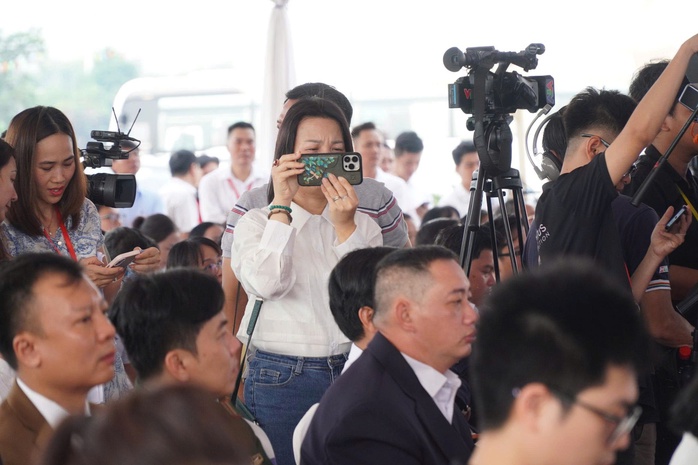 Nặng l&ograve;ng với bạn đọc - Ảnh 1.