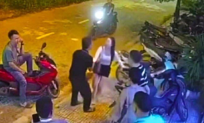 Bắt thanh ni&ecirc;n tr&ecirc;u ghẹo, t&aacute;t c&ocirc; g&aacute;i trẻ trước qu&aacute;n karaoke - Ảnh 2.