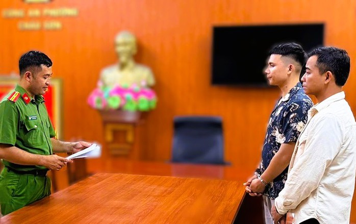 Bắt thanh ni&ecirc;n tr&ecirc;u ghẹo, t&aacute;t c&ocirc; g&aacute;i trẻ trước qu&aacute;n karaoke - Ảnh 1.