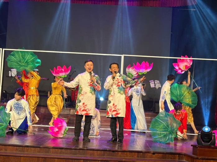 NSƯT Huỳnh Nhật Danh tạo dấu ấn với chương tr&igrave;nh &ldquo;Cầm Thi Giang - D&ograve;ng ph&ugrave; sa mới&rdquo;  - Ảnh 2.