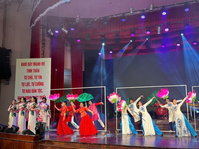 NSƯT Huỳnh Nhật Danh tạo dấu ấn với chương tr&igrave;nh &ldquo;Cầm Thi Giang - D&ograve;ng ph&ugrave; sa mới&rdquo;  - Ảnh 3.