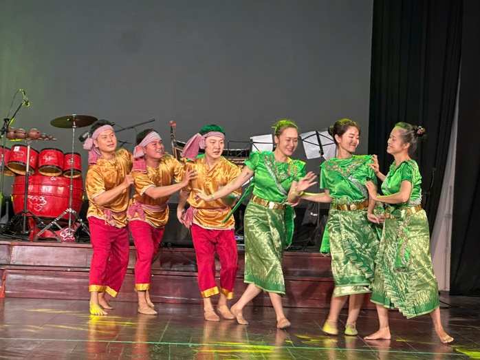 NSƯT Huỳnh Nhật Danh tạo dấu ấn với chương tr&igrave;nh &ldquo;Cầm Thi Giang - D&ograve;ng ph&ugrave; sa mới&rdquo;  - Ảnh 4.