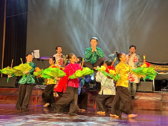 NSƯT Huỳnh Nhật Danh tạo dấu ấn với chương tr&igrave;nh &ldquo;Cầm Thi Giang - D&ograve;ng ph&ugrave; sa mới&rdquo;  - Ảnh 5.