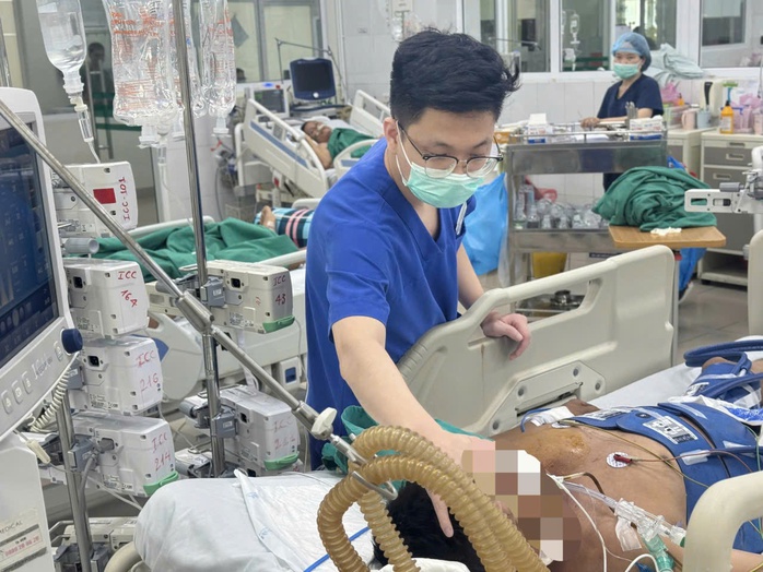 Ph&aacute;t hiện cha nằm bất động, con trai bị điện giật khi lại gần - Ảnh 1.
