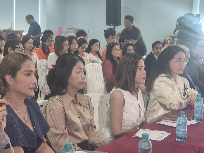 NSƯT C&aacute;t Tường, C&ocirc;ng Hậu&hellip; nghe chuyện "ống k&iacute;nh s&aacute;ng tạo" - Ảnh 2.
