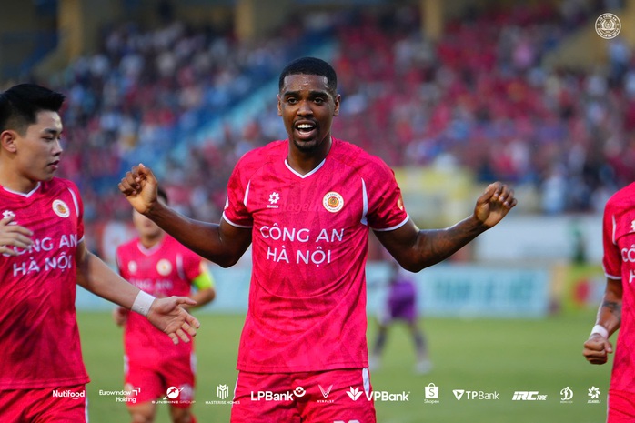 Alan Grafite: "S&aacute;t thủ" của C&ocirc;ng an H&agrave; Nội tiến gần c&uacute; đ&uacute;p danh hiệu Vua ph&aacute; lưới V-League - Ảnh 1.