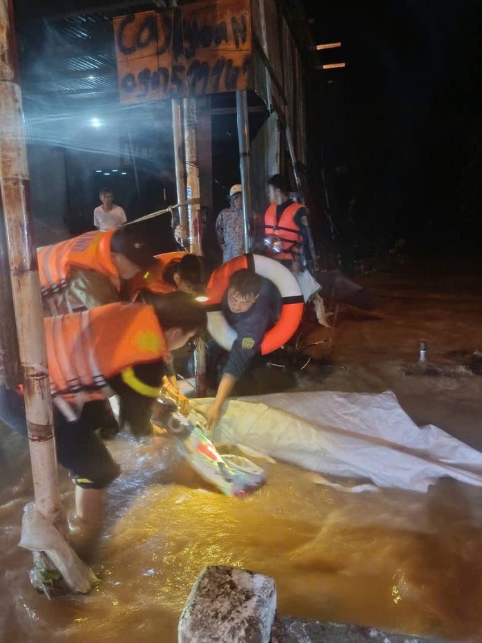 Kịp thời giải cứu 3 người bị nước cuốn tr&ocirc;i sau cơn mưa lớn - Ảnh 2.