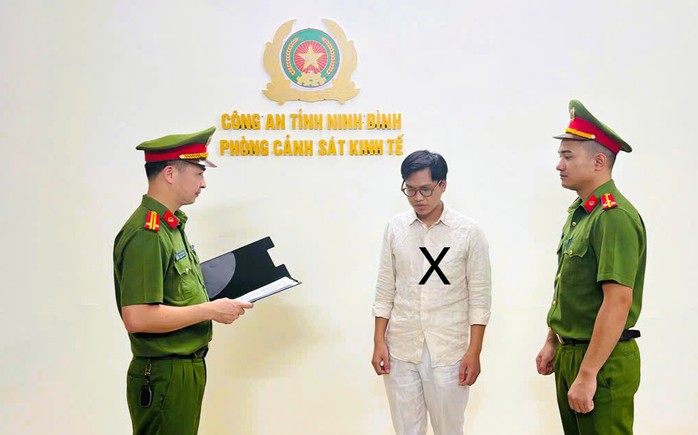Khởi tố thanh niên bán hàng giả nhãn hiệu giầy thể thao "Bull Sneaker" - Ảnh 1.