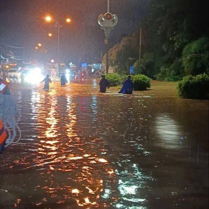 Kịp thời giải cứu 3 người bị nước cuốn tr&ocirc;i sau cơn mưa lớn - Ảnh 1.