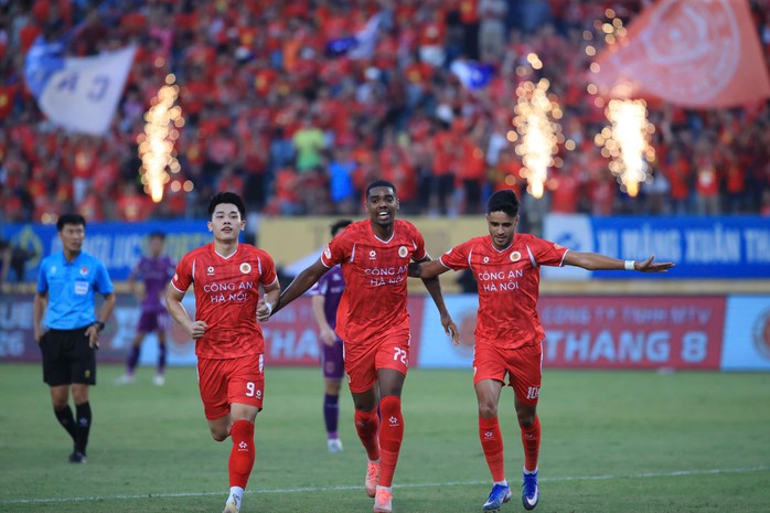 Alan Grafite: "S&aacute;t thủ" của C&ocirc;ng an H&agrave; Nội tiến gần c&uacute; đ&uacute;p danh hiệu Vua ph&aacute; lưới V-League - Ảnh 2.