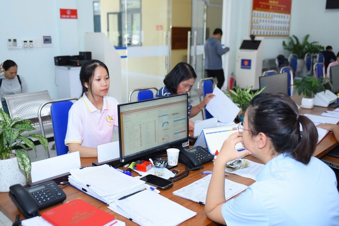 Huế r&uacute;t ngắn thời gian giải quyết hồ sơ nhờ ch&iacute;nh quyền 2 cấp v&agrave; c&ocirc;ng nghệ số - Ảnh 2.
